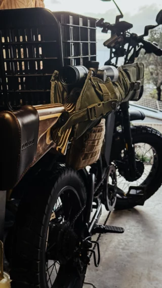 ⚡️BUSH READY⚡️

I knew from the moment I got my @flightrisk_co #777 e-bike, that I wanted to turn it into something that could be used across any and all of my adventures. 

One thing I wanted to do was set it up to be bush ready. Perfect for land, or state forest, being able to cover ground and take the necessities with me, prepared for all conditions. 

So, I got to work, and heres what I did:

🧺Basket On Back 
💼Military Side Bags/Pouches on Molle Plate
🗞️Front Rack for @jackstillmanofficial poncho 
💡12V Led Spotlights & headlight relocation 
⚡️12V USBC & USBA charger w/ short cable
🦌Removable Rifle Bag 
⛑️FirstAid Kit from @survivalfirstaid 
🔪Knife/Butchering Bag 

Hit me up if you want any insights!🤙🏼