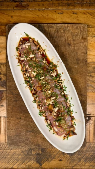 🐟🔥 KINGFISH SASHIMI WITH PONZU🎣💦

This one is ridiculously simple: fresh Yellowtail Kingfish, sliced thin and dressed with a punchy soy, lime and sesame ponzu.

🐟 Yellowtail Kingfish Sashimi
🥢 Light soy
🍋‍🟩 Fresh lime
🌰 Sesame oil
🌶️ Jalapeño
🌱 Chives
🧄 Crispy garlic
🍚 Puffed rice
✨ Toasted sesame seeds

Slice the kingfish around 5–8mm thick, mix the soy, lime and sesame oil and spoon it over the fish.

Then finish with chives, sesame, puffed rice, crispy garlic and finely sliced jalapeño.

Fresh, salty, citrusy, crunchy with just a little heat. 👌

One of those dishes that proves when you’ve got great produce, you really don’t need to do much to it.

Eat well.

Recipe inspired by @cleanseasseafood’s Kingfish New Style Sashimi & Ponzu Dressing. (Clean Seas)

#SmokinGauchos #Kingfish #Sashimi #YellowtailKingfish #Seafood OutdoorCooking FireCooking FoodOverFire